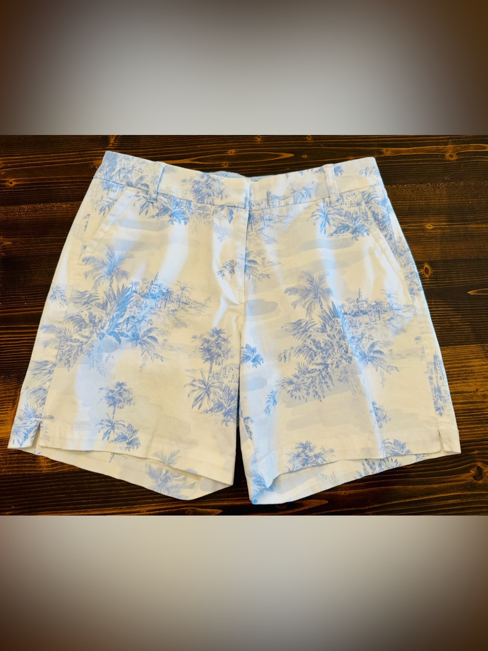 Crown & Ivy Caroline White Shorts with Blue Tropical Toile Print Size 6